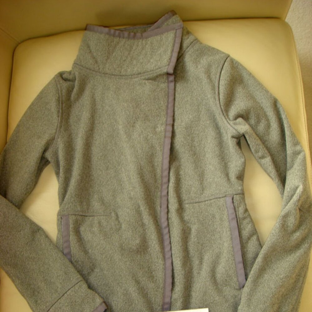 Ivivva Girl by Lululemon 🍋 Big Business Wrap Grey Sherpa thumbholes size 8 - Picture 4 of 5